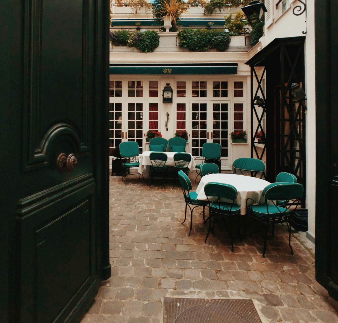 https://bellezalifestyle.com/wp-content/uploads/2026/06/outdoor-restaurant-1280x1223.jpg